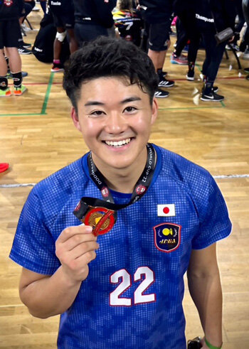 銅メダルを持つ吉村選手